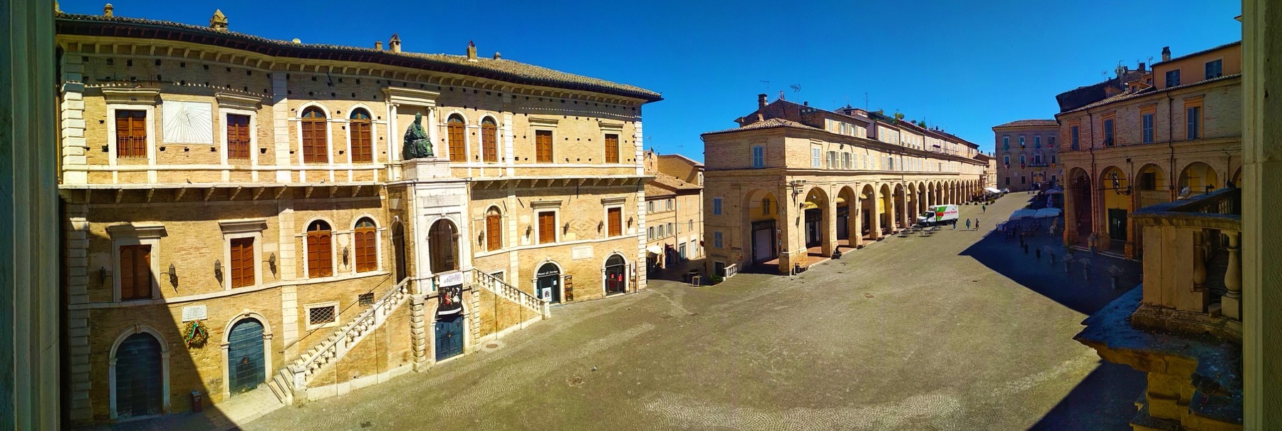 Piazza del Popolo a Fermo